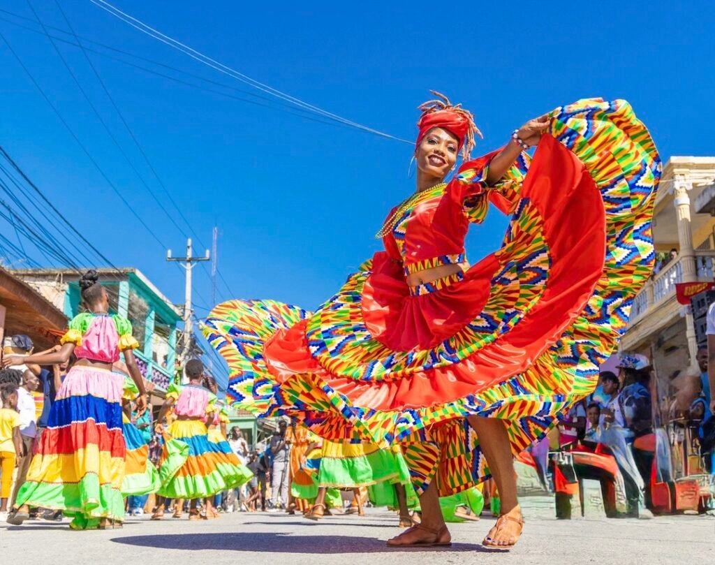 Jacmel choisit déjà son thème de carnaval alors que le pays est enclavé : un pari culturel dans un territoire assiégé